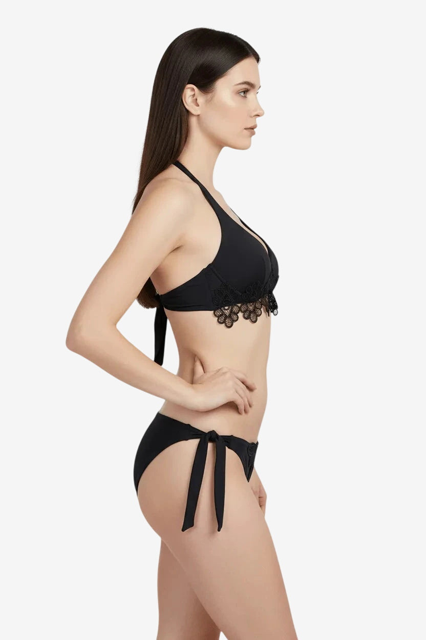 Bikini con ferretto e coppa C impreziosito da dettagli in macramè e slip regolabile con fiocchi.