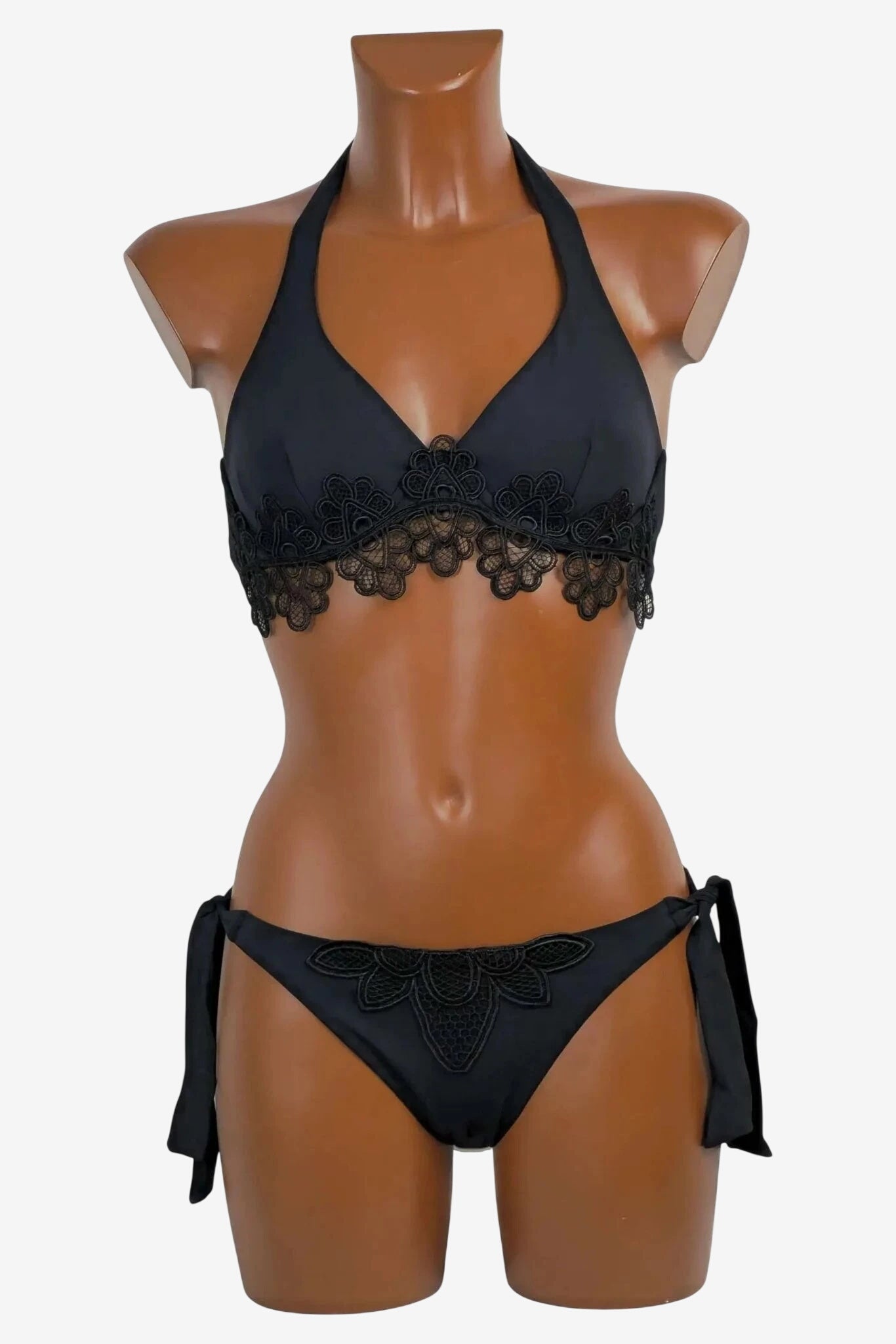 Bikini nero con ferretto, coppa C senza imbottitura e dettagli in macramè su top e slip regolabile.