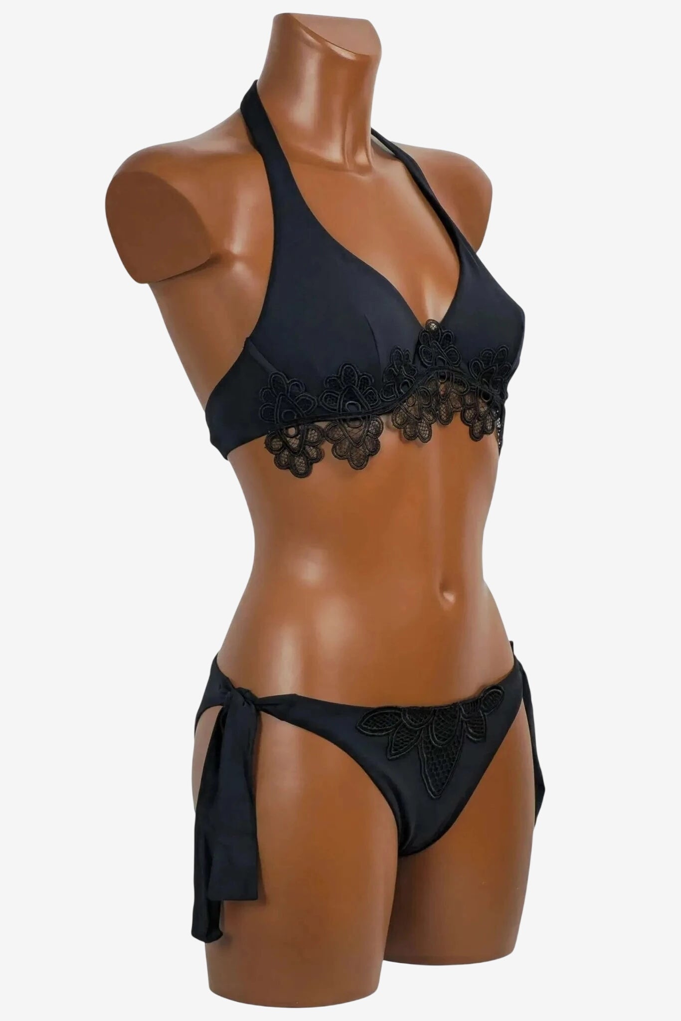 Bikini nero con ferretto, coppa C senza imbottitura e dettagli in macramè sullo slip e sul top.