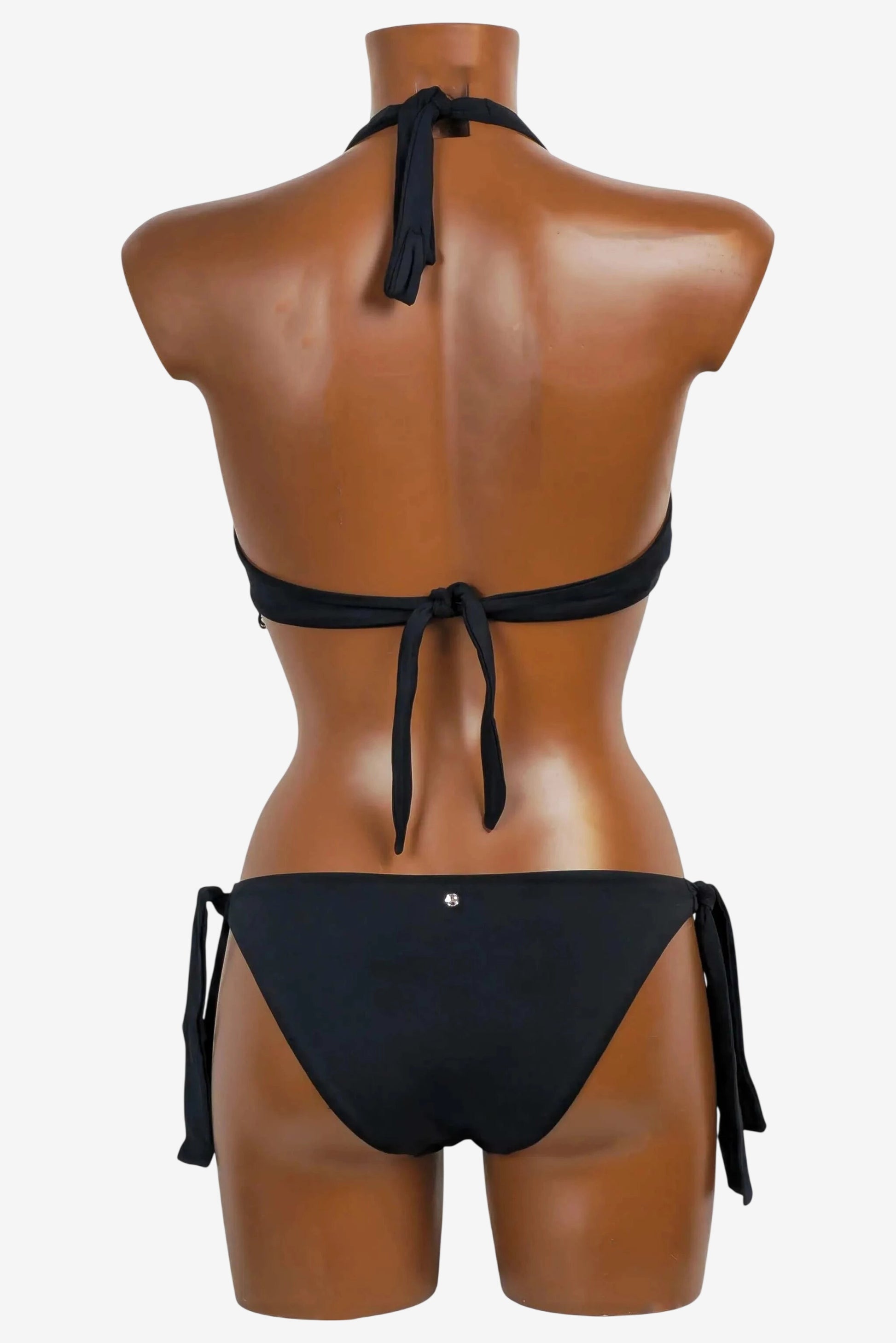 Bikini nero con reggiseno a ferretto e slip regolabile con fiocchi laterali su manichino.