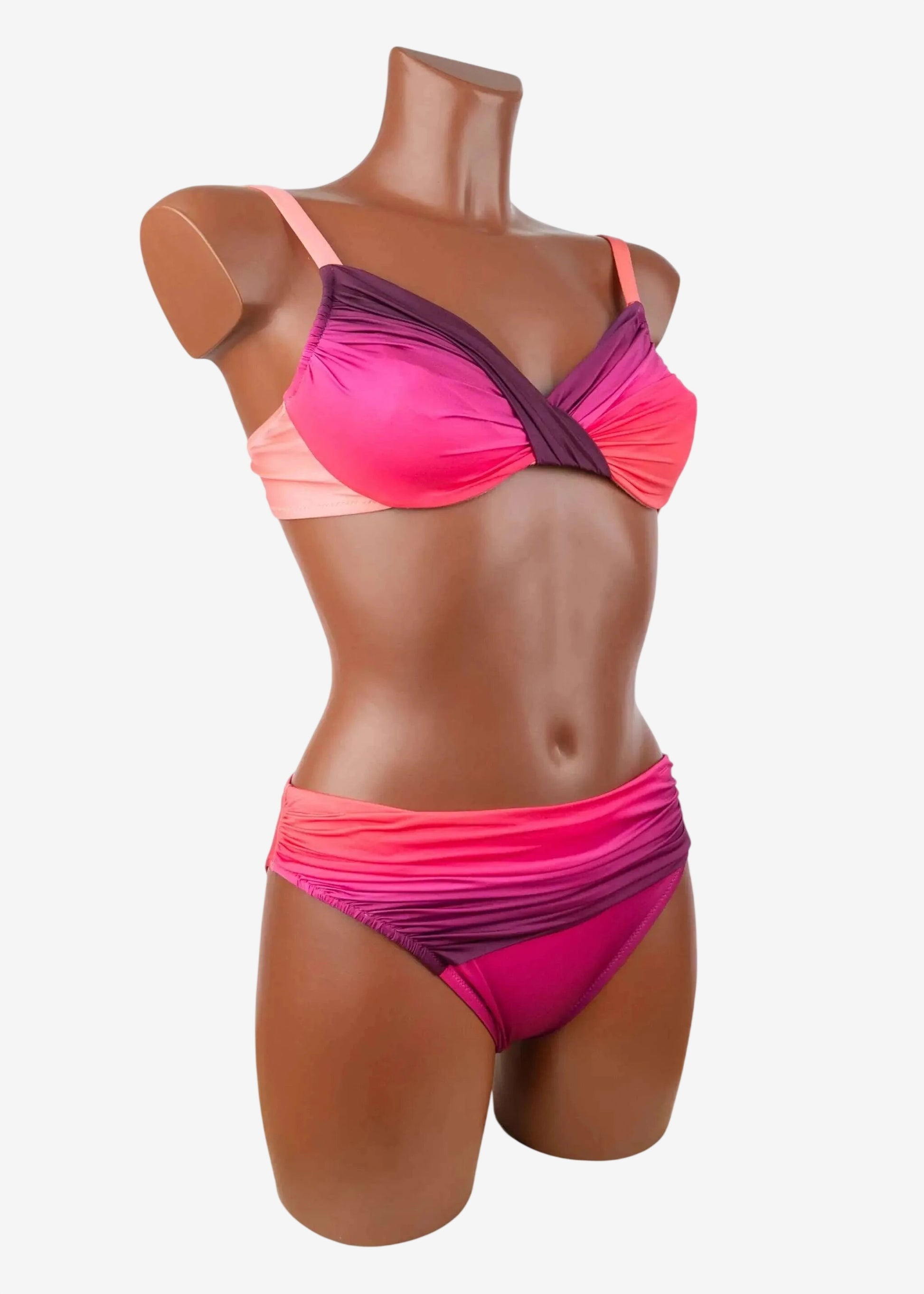 Bikini Roidal con ferretto e slip a vita alta in tessuto corallo sfumato e arricciato.