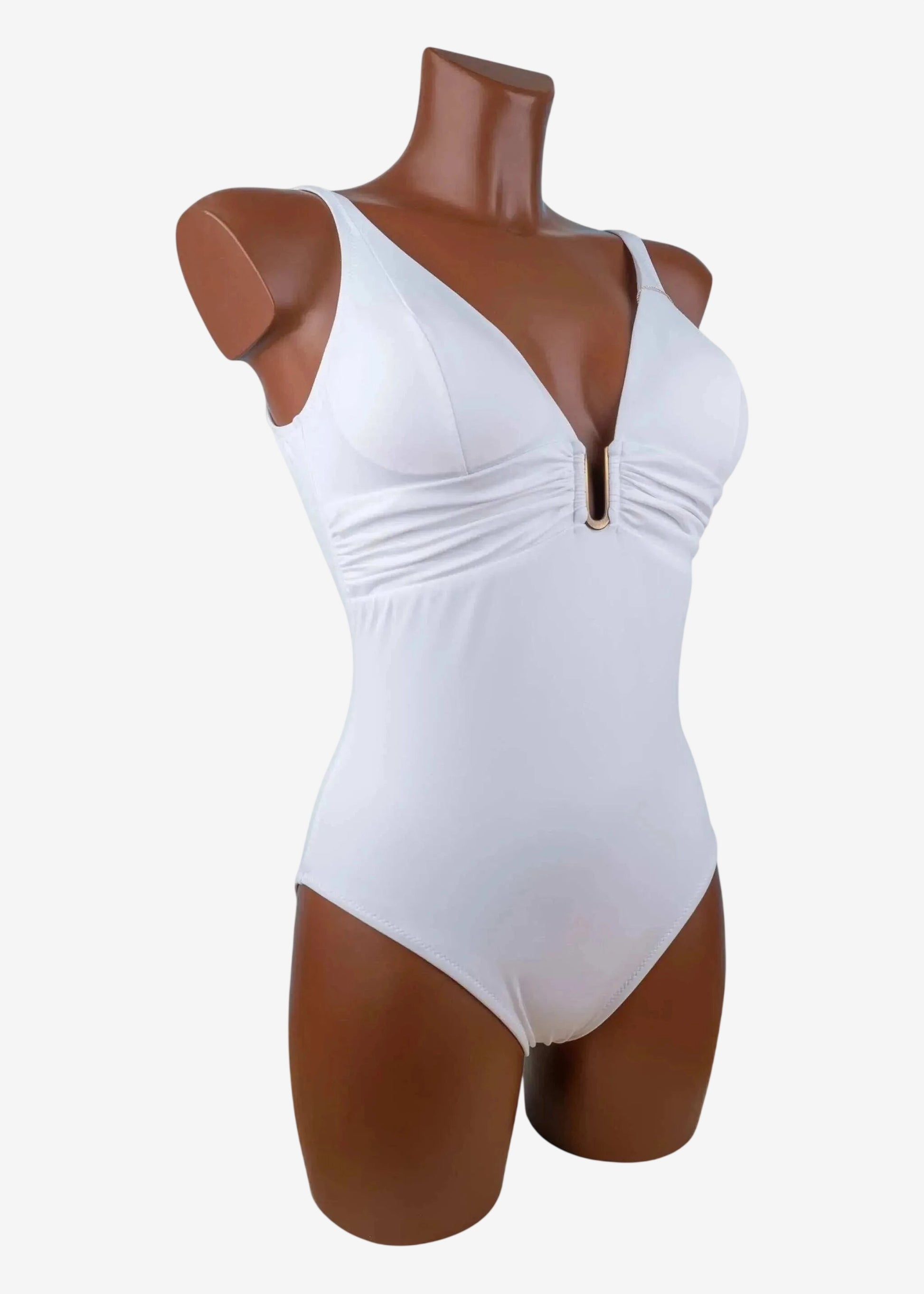 Costume intero bianco Roidal con scollo profondo e dettaglio metallico centrale.