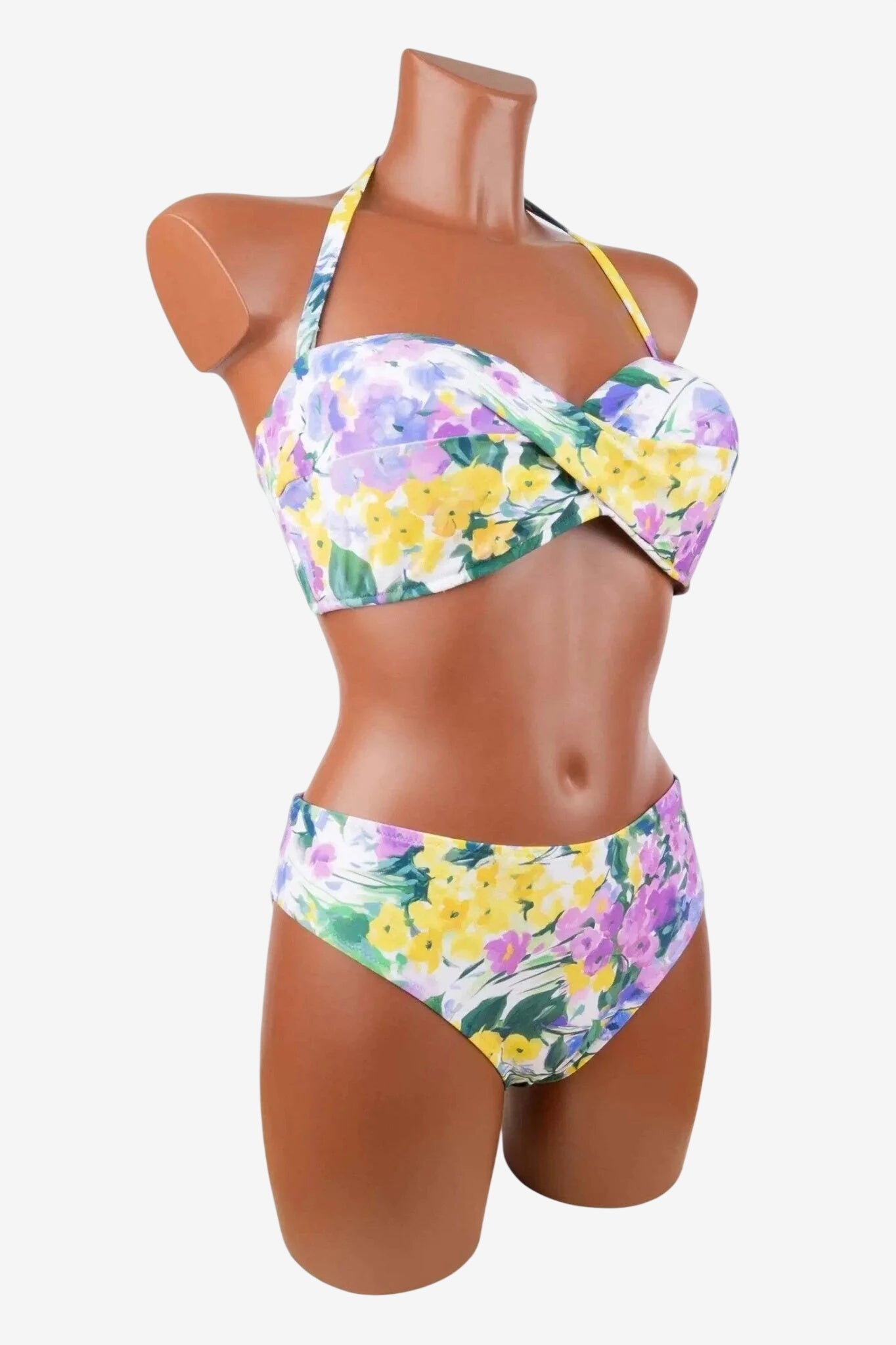 Bikini a fascia con fantasia floreale gialla e lilla, coppe rigide e slip avvolgente.