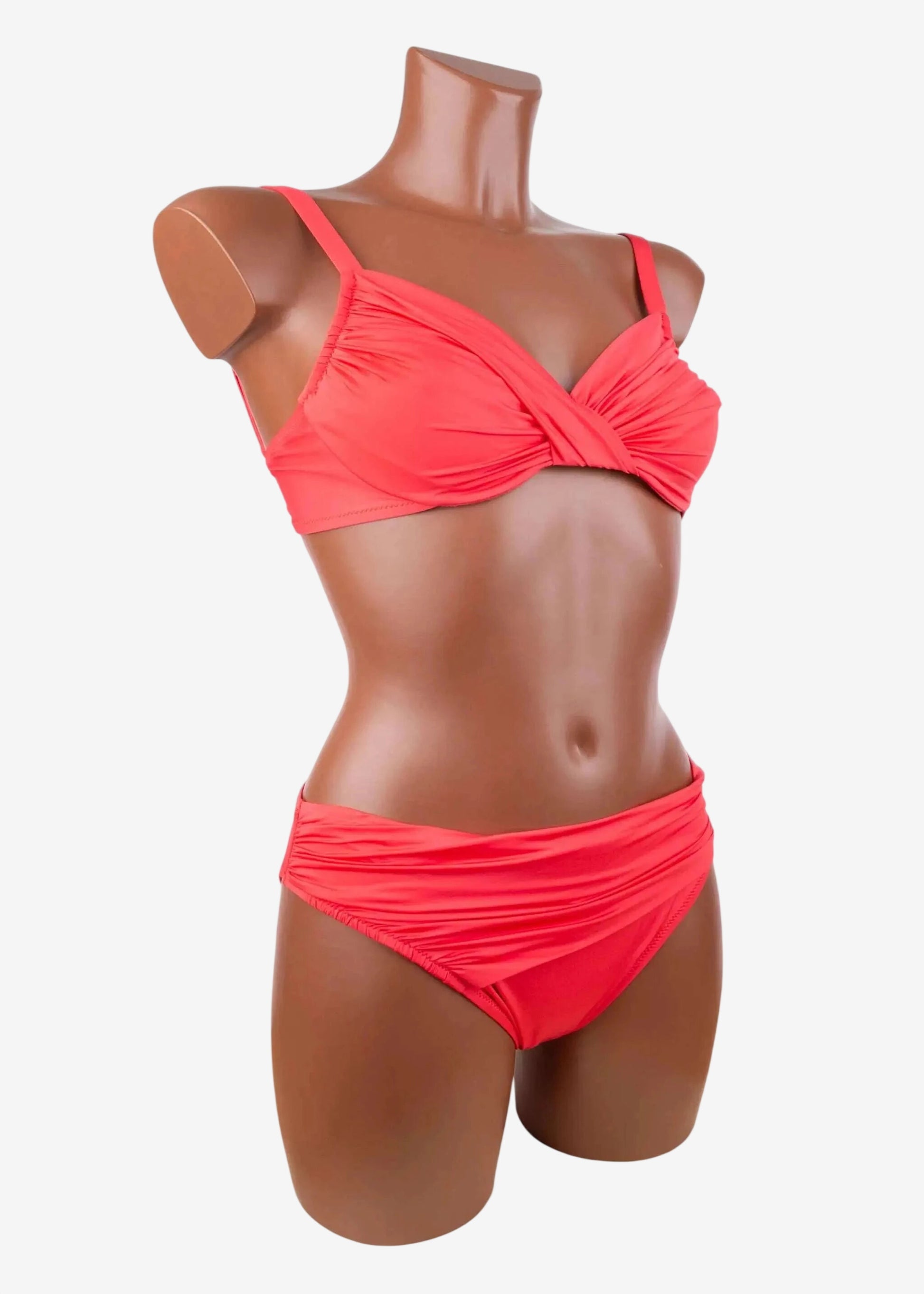 Bikini Roidal rosso con reggiseno a ferretto e slip drappeggiato su manichino.
