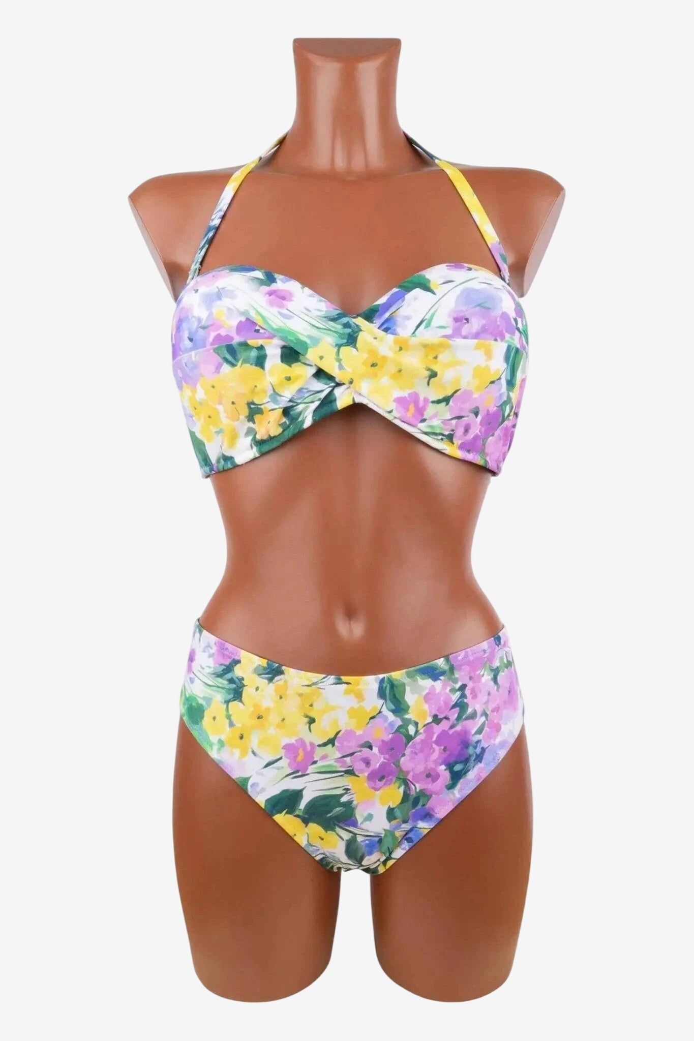 Bikini a fascia con ferretto e slip avvolgente caratterizzato da una fantasia floreale giallo-lilla.