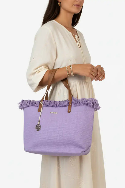 Modella con borsa da spiaggia lilla frange Iconique