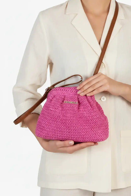 Modella con pochette crochet fucsia Iconique