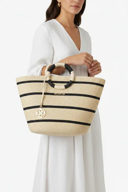 Modella con borsa da spiaggia Iconique riga nera