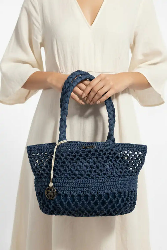 Modella con mini borsa crochet avio Iconique