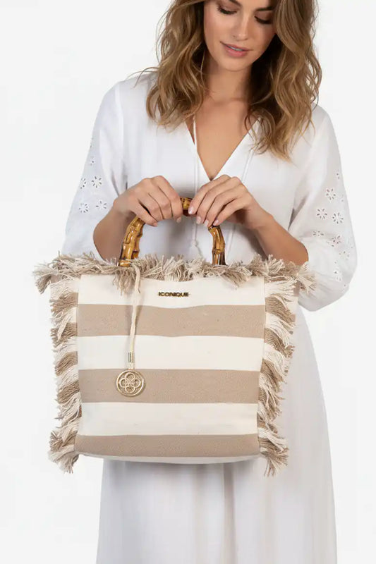 Modella con borsa da spiaggia frange bambù Iconique riga beige