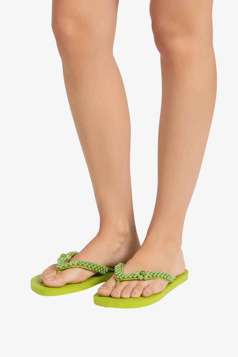 Infradito da donna color lime fluo con cinturino decorato da perline coordinate.