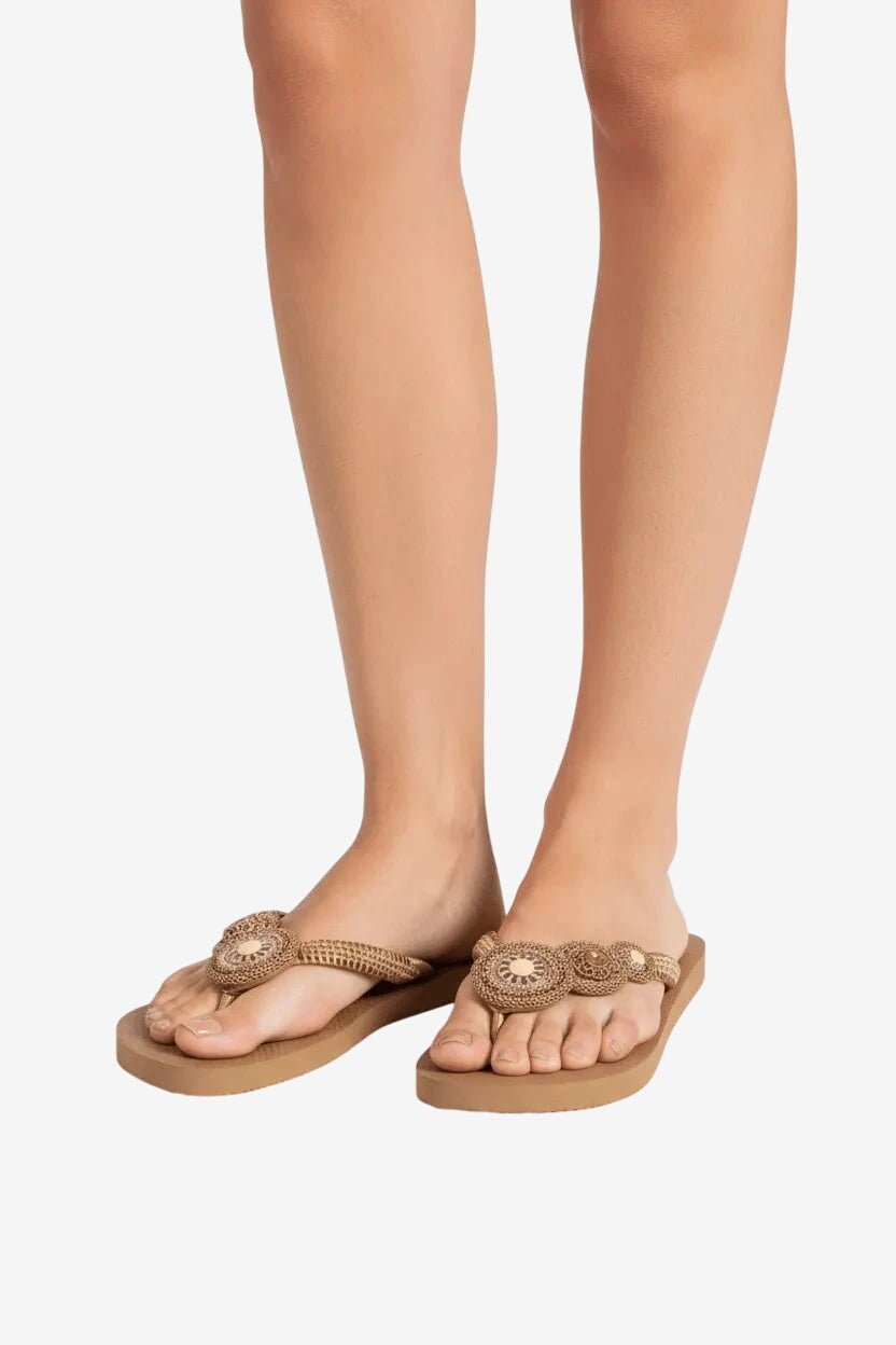 Infradito da donna color beige con dettagli decorativi dorati sulla fascia.