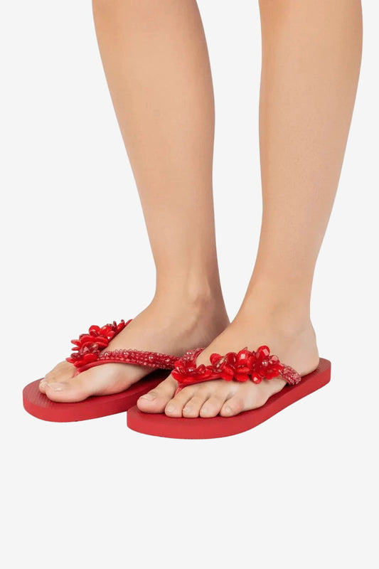 Infradito Havaianas rosse decorate a mano con pietre preziose.