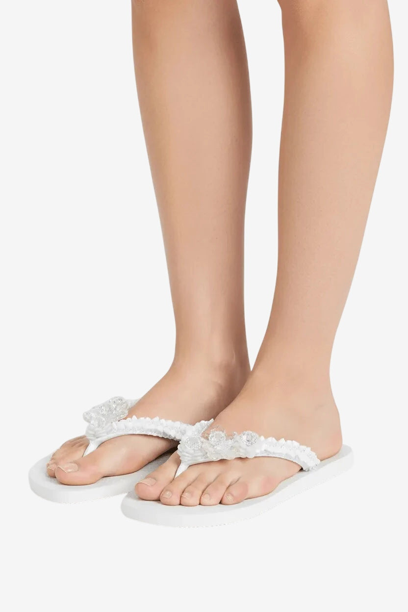 Infradito Havaianas bianche decorate a mano con pietre preziose.