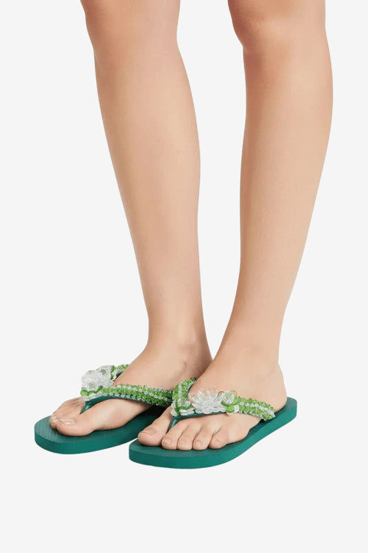 Infradito Havaianas verde amazonia ricamate a mano con pietre preziose.