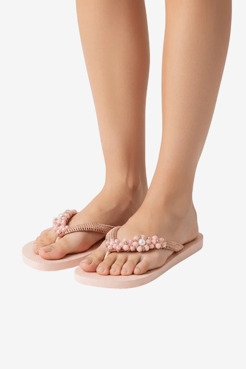 Infradito rosa da donna con decorazioni di perline e perle sul cinturino.