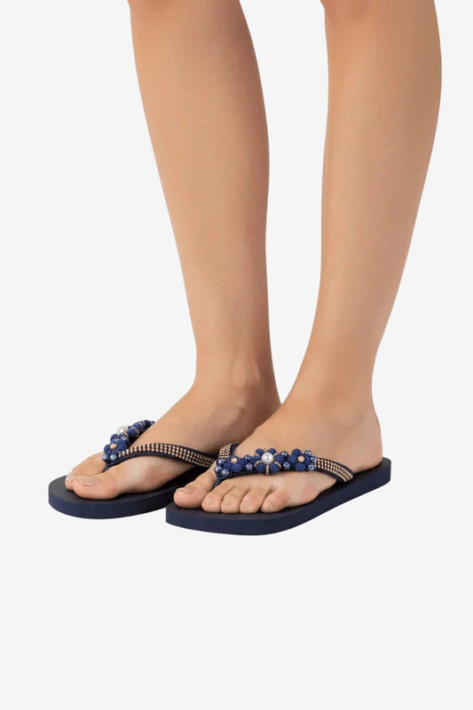 Infradito blu da donna con suola ergonomica e cinturini decorati da perle e strass.