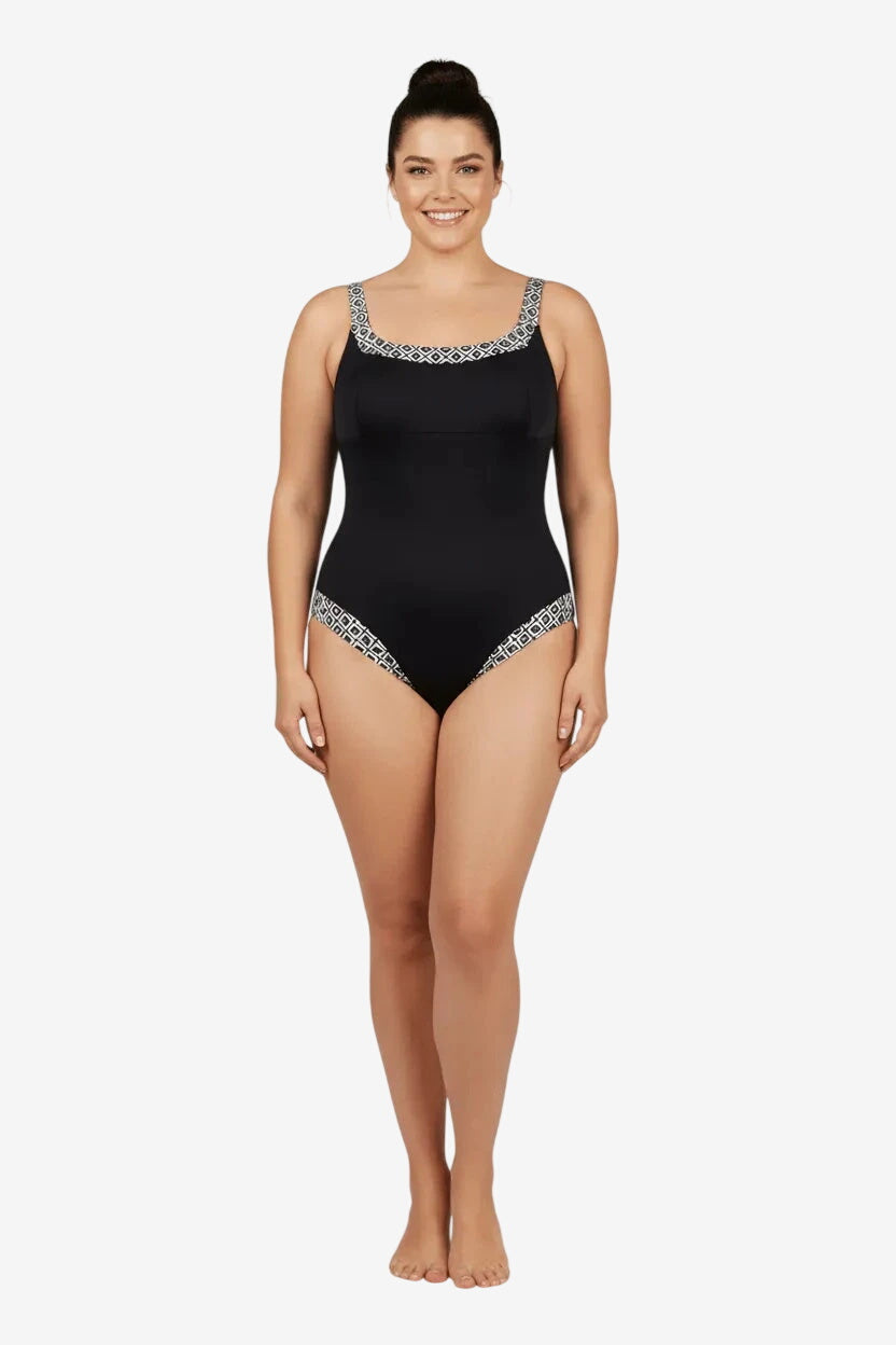 Costume intero nero con scollo e fianchi decorati da un motivo geometrico bianco e nero.