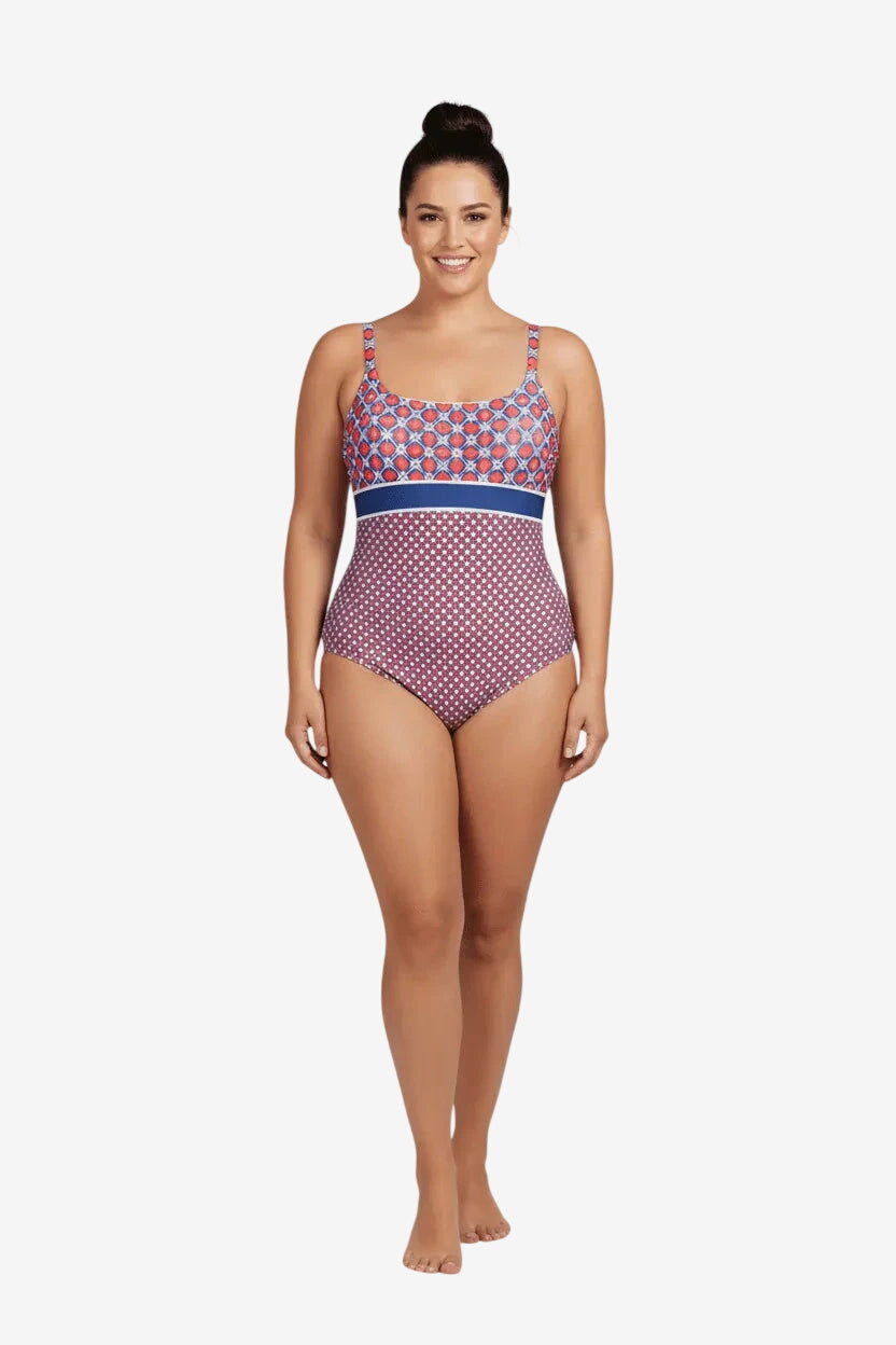 Costume intero con stampa geometrica bicolore, scollo rotondo e fascia blu in vita.