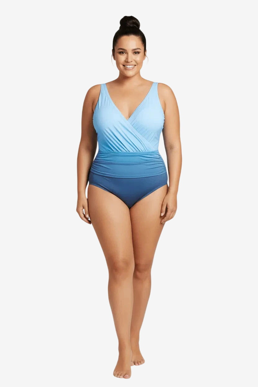 Costume intero Roidal con scollo a V e drappeggio modellante in lycra sfumata azzurra.