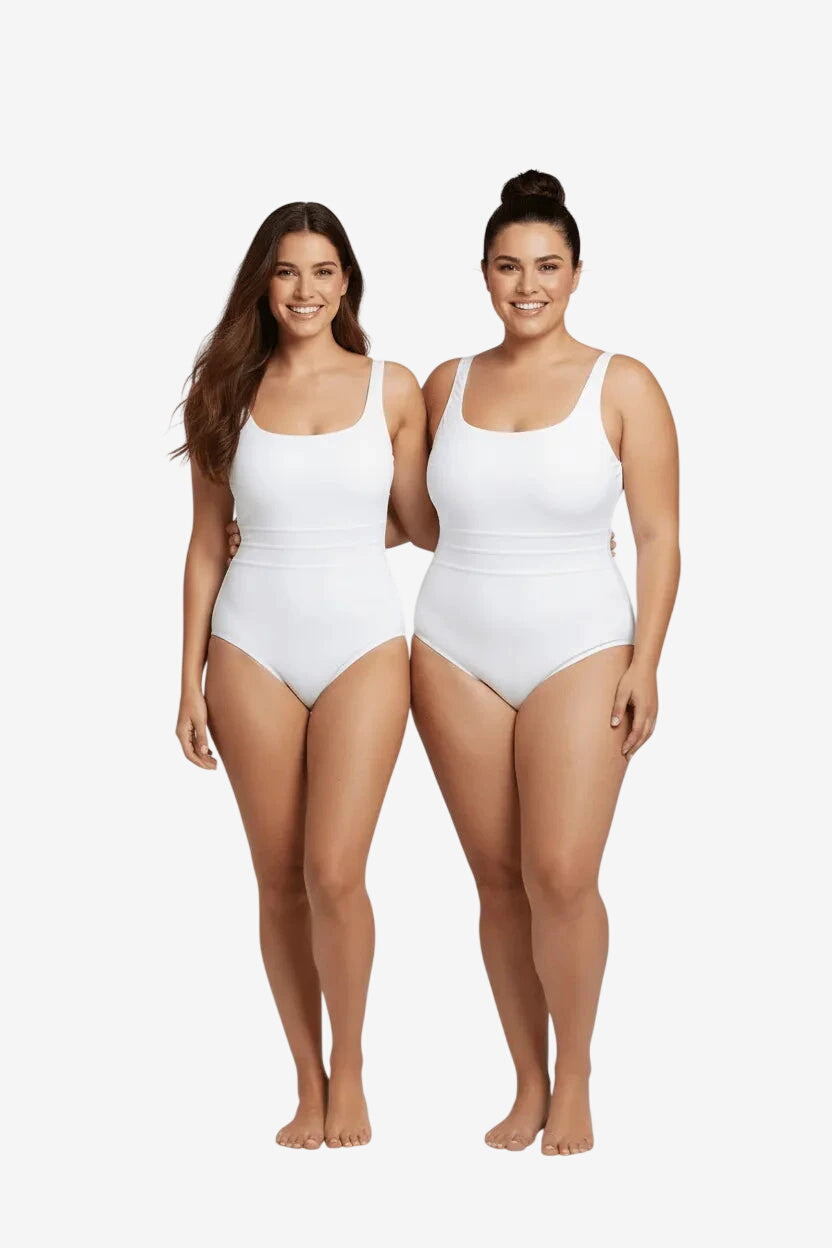 Due modelle indossano un costume intero bianco Roidal dal design elegante e minimalista.