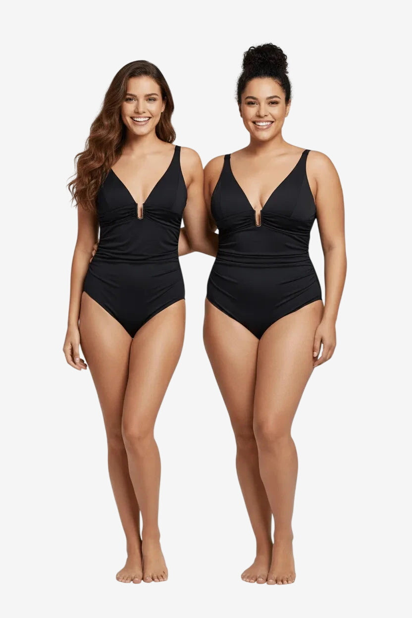 Due modelle indossano un costume intero nero Roidal con scollo a V e dettaglio metallico.