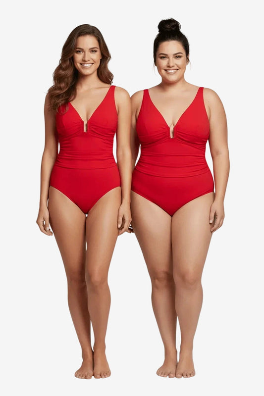 Due modelle indossano un costume intero rosso con scollo profondo e dettaglio metallico centrale.