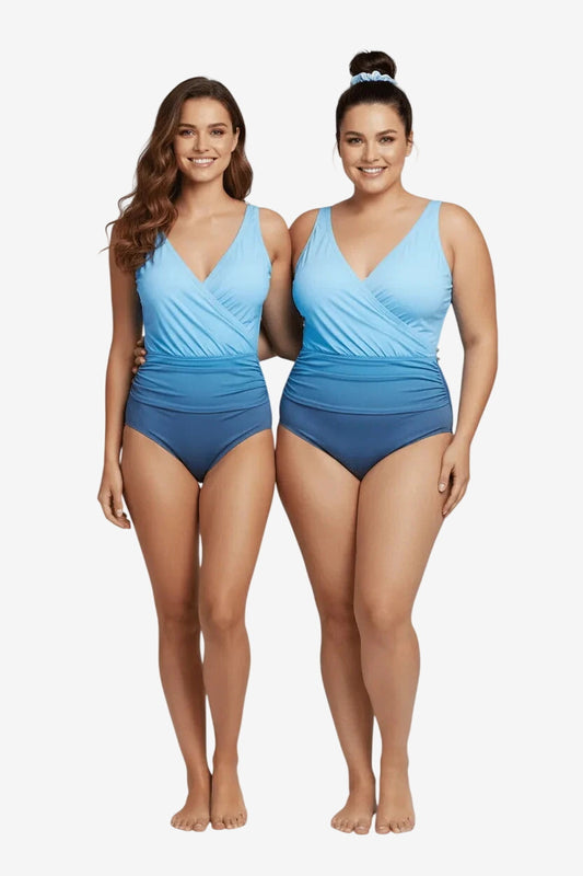 Due modelle indossano un costume intero Roidal con scollo a V in lycra sfumata blu.
