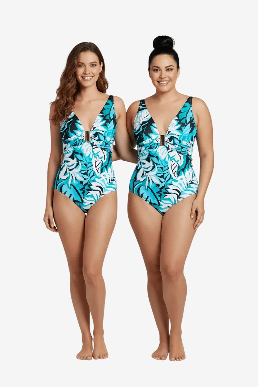 Due modelle indossano un costume intero Roidal con stampa a foglie blu, bianche e nere.