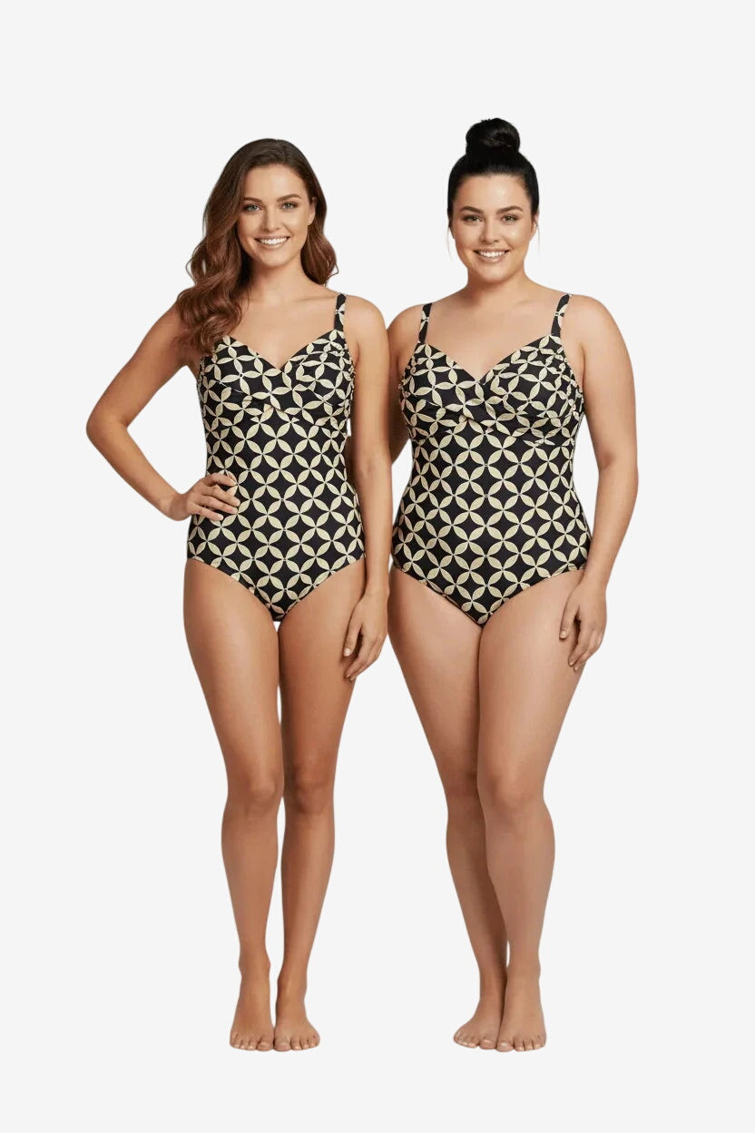 Due modelle indossano un costume intero Roidal con fantasia geometrica color sabbia e beige.