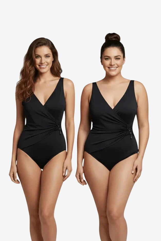 Due modelle indossano un costume intero nero Marette Premium con scollo a V e dettaglio drappeggiato.