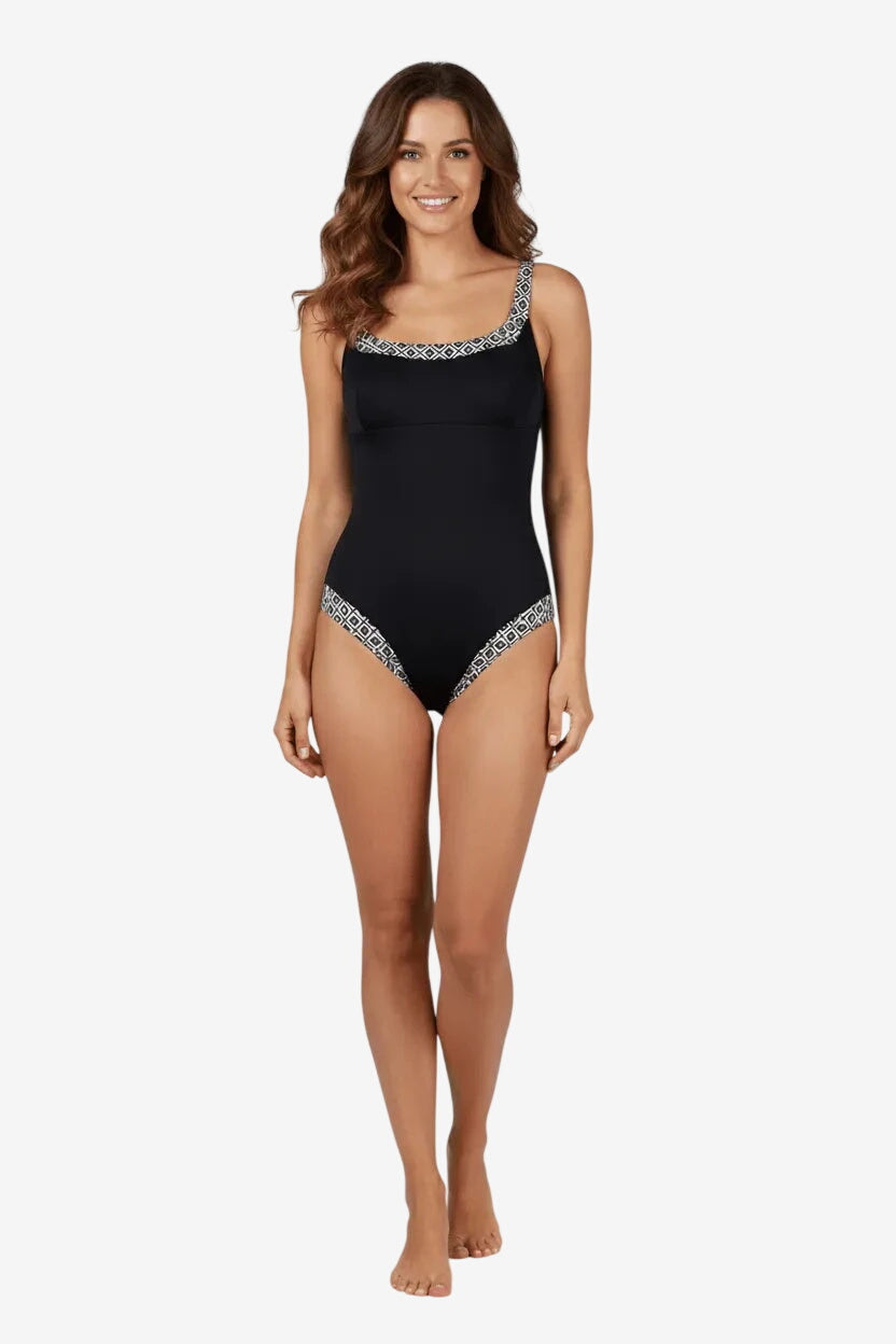 Costume intero nero con scollo rotondo e dettagli geometrici bianchi sulle spalline e sui fianchi.