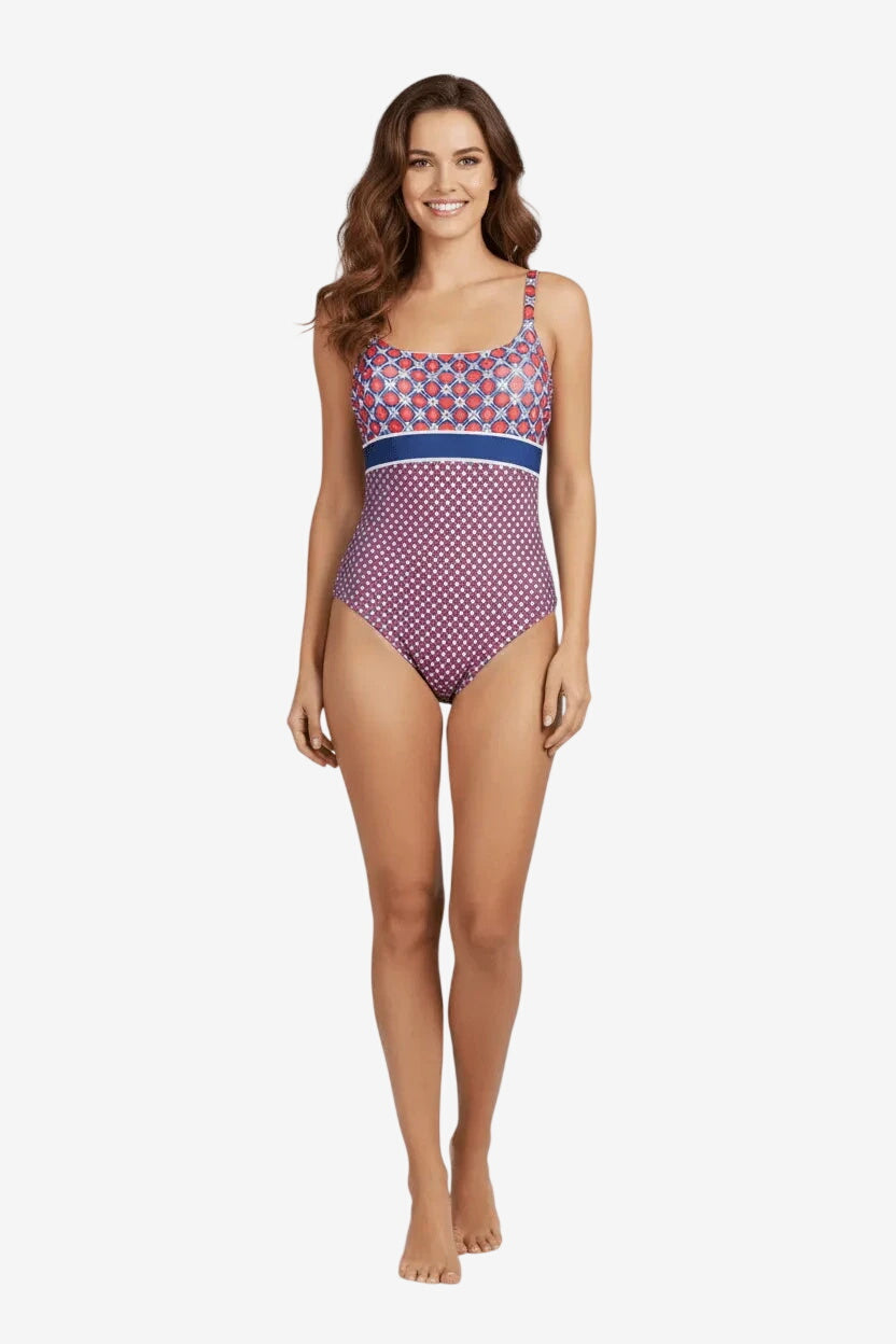 Costume intero con scollo rotondo, caratterizzato da una stampa geometrica bicolore.
