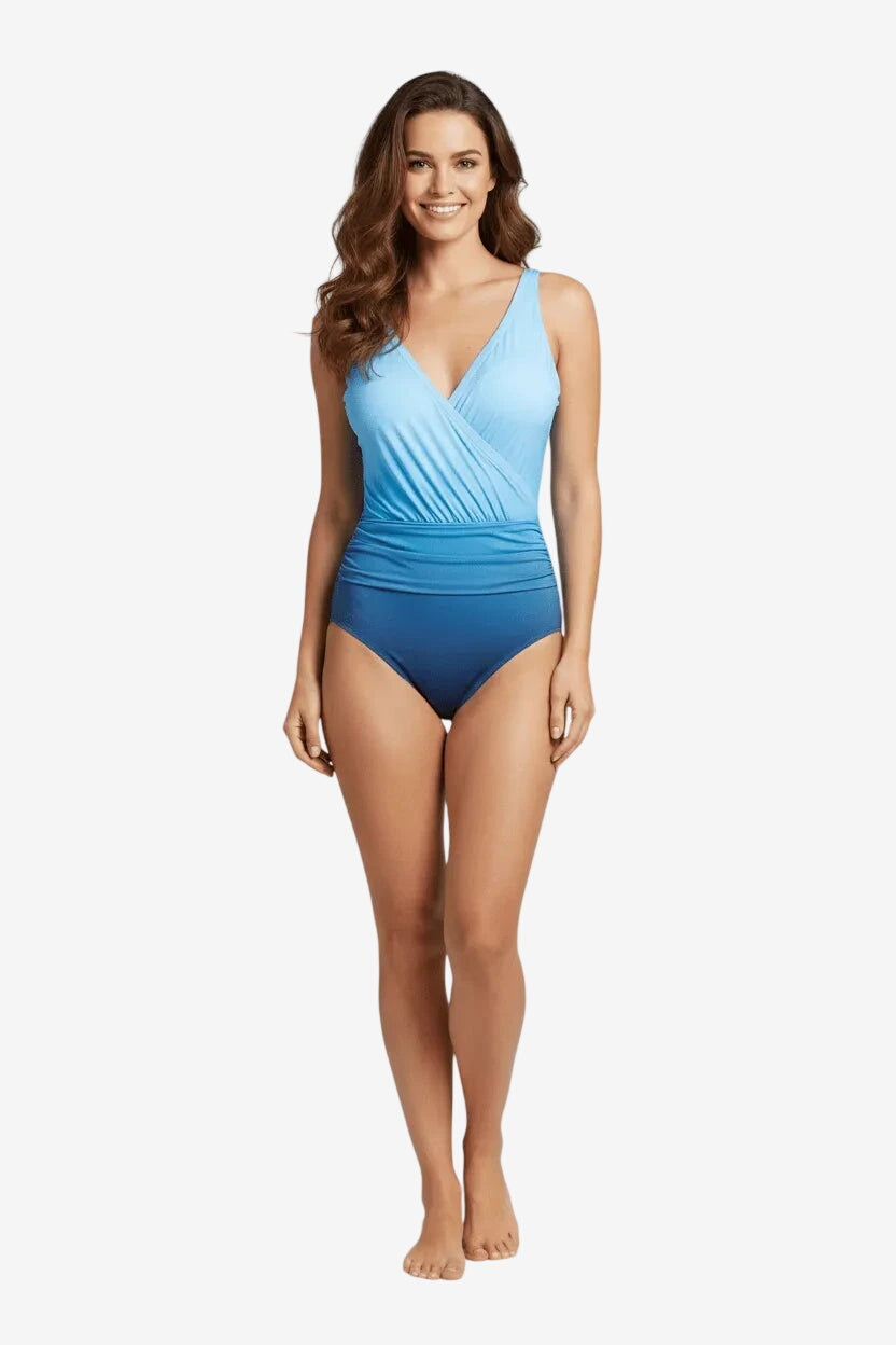 Costume intero Roidal con scollo a V, realizzato in lycra sfumata blu con drappeggio modellante.