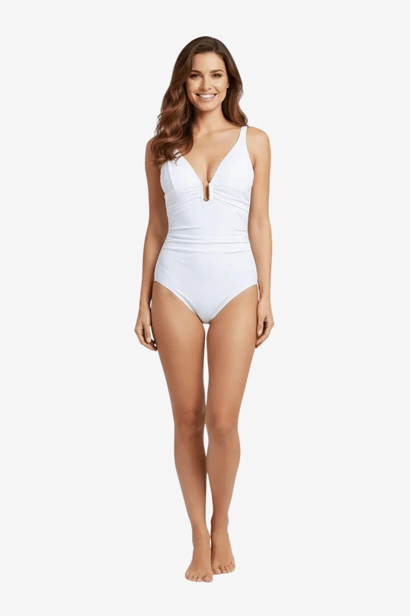 Costume intero bianco con scollo profondo, arricciatura sotto il seno e dettaglio metallico.