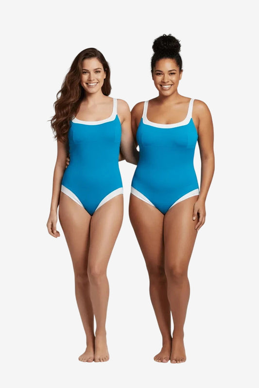 Due donne indossano un costume intero blu con bordi bianchi a contrasto.