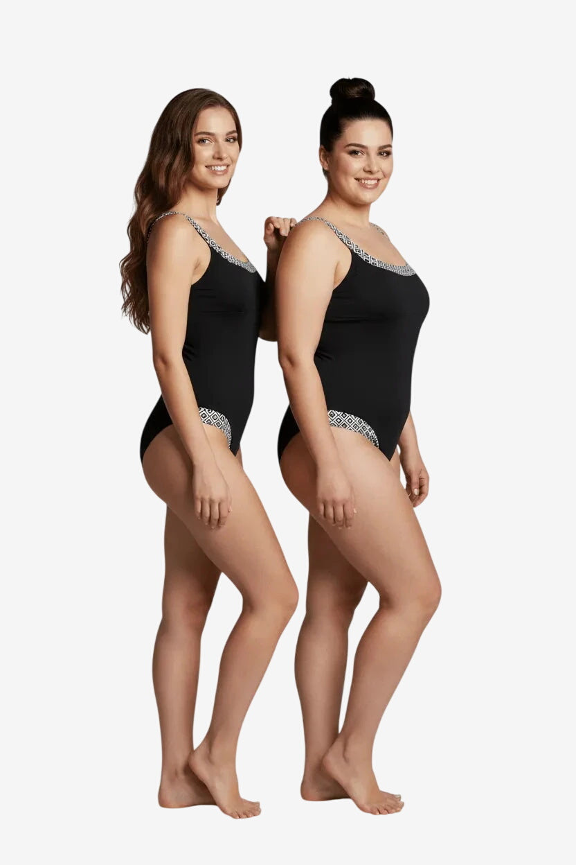 Due donne indossano un costume intero nero Unimar con dettagli geometrici bianchi.