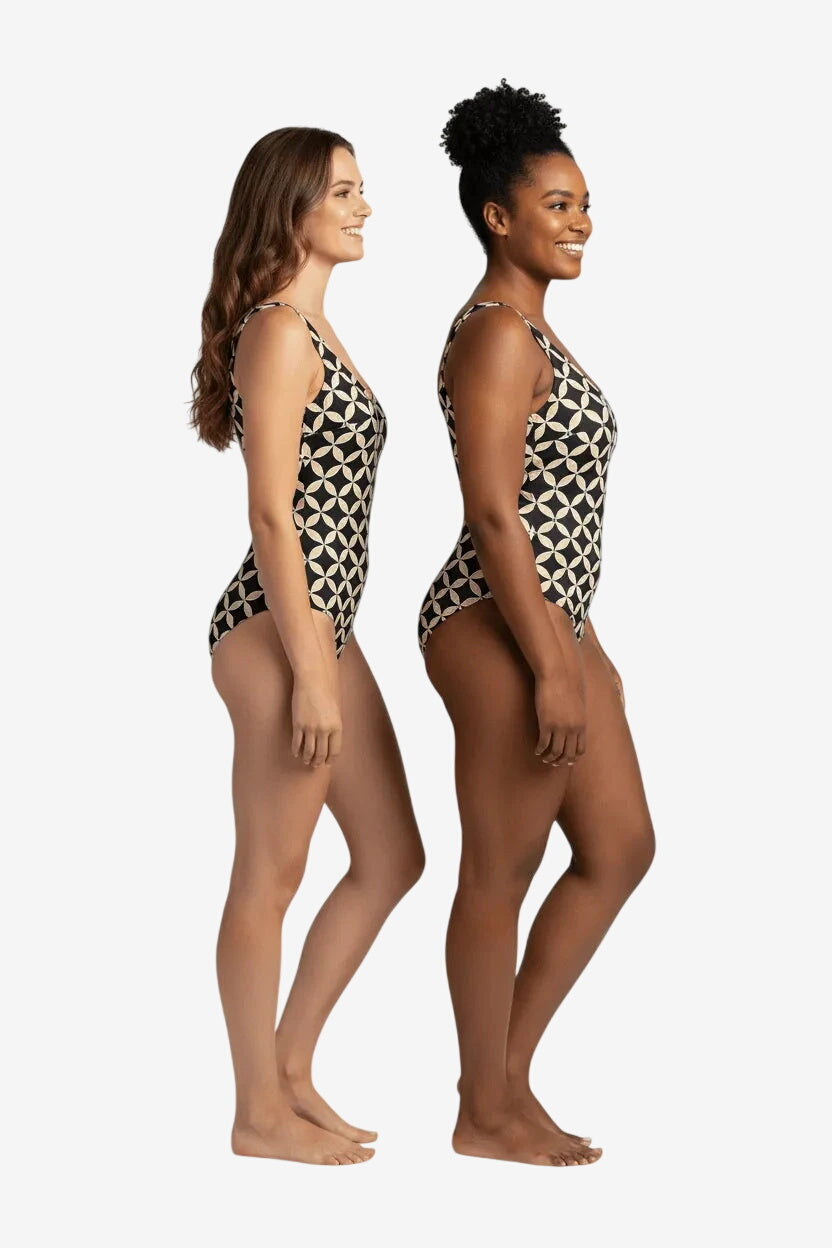 Due modelle indossano un costume intero Roidal con fantasia geometrica color sabbia e nero.