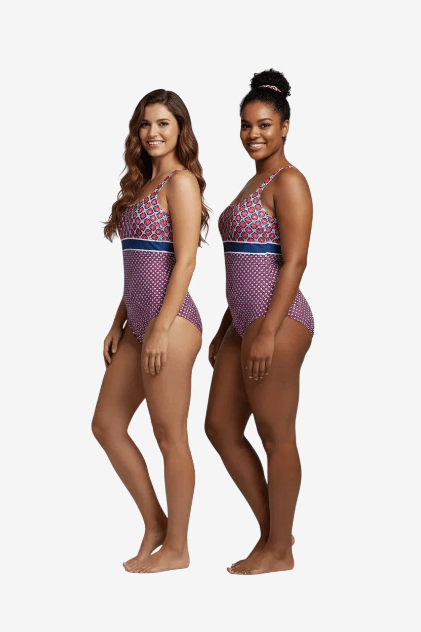 Due modelle indossano un costume intero con fantasia geometrica e fascia blu in vita.