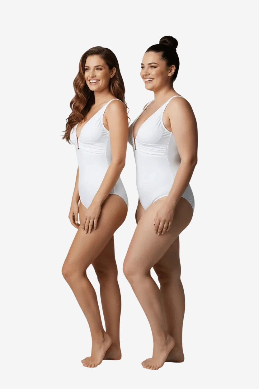 Due modelle indossano un costume intero bianco Roidal con scollo profondo e dettaglio metallico.