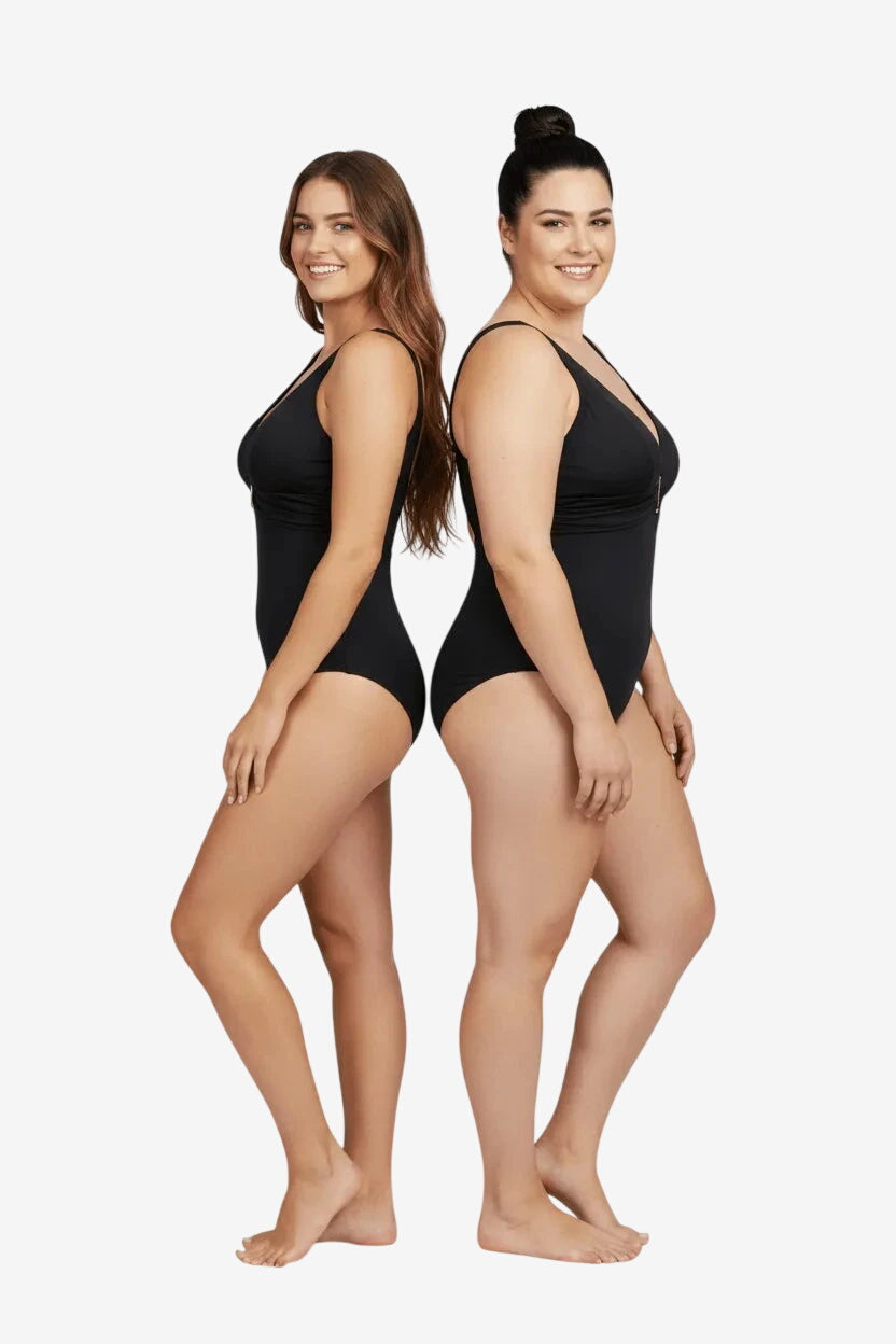 Due modelle indossano un costume intero nero Roidal dal design elegante e raffinato.