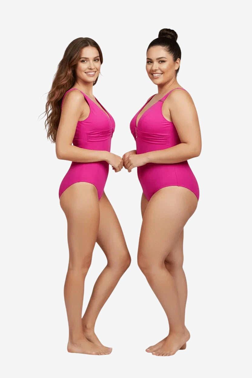 Due modelle indossano un costume intero Roidal color ciclamino con scollo profondo e arricciatura.