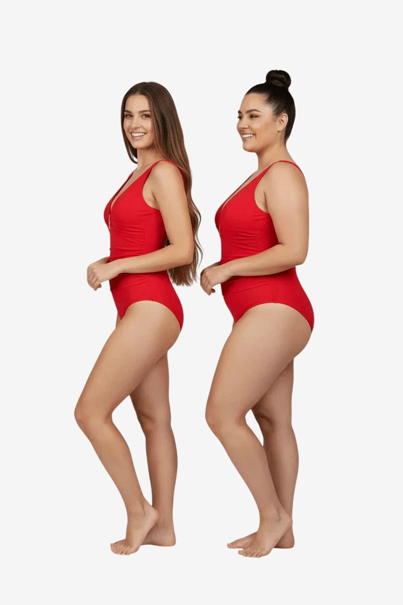 Due modelle indossano un costume intero rosso con scollo profondo e dettaglio metallico centrale.