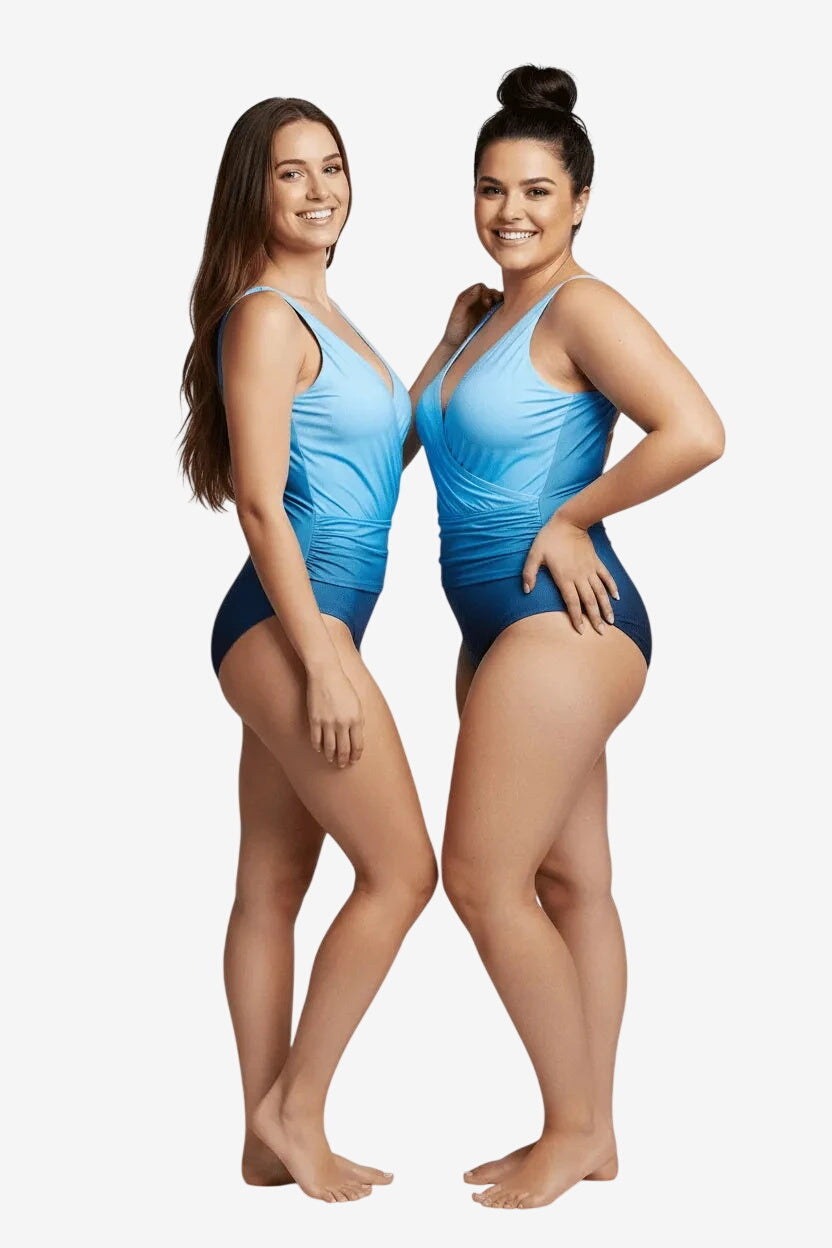 Due modelle indossano un costume intero Roidal con scollo a V in lycra sfumata blu.
