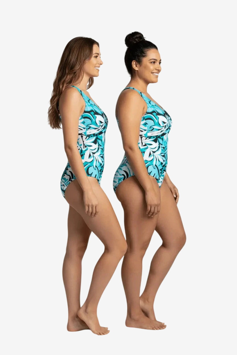 Due modelle indossano un costume intero Roidal con fantasia astratta nei toni del turchese.