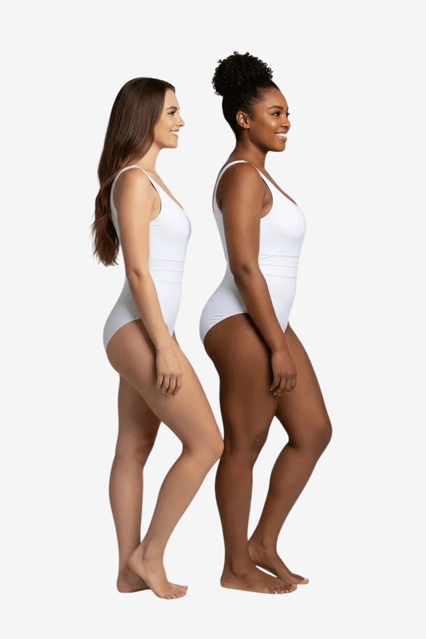 Due modelle indossano un costume intero bianco dal design elegante e minimalista.