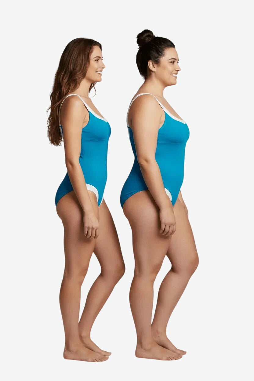 Due modelle indossano un costume intero Unimar blu con bordi bianchi in una vista laterale.
