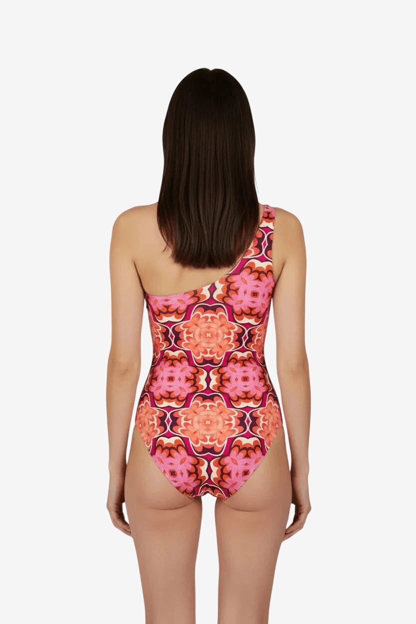 Costume intero monospalla Miss Bikini con fantasia geometrica nei toni del corallo e del rosa.