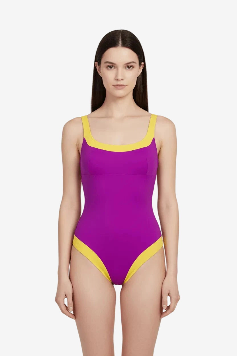Costume intero olimpionico viola con profili gialli a contrasto su scollo e sgambatura.