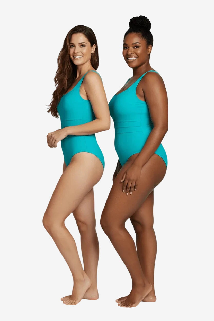 Due modelle indossano un costume intero olimpionico Roidal di colore verde acqua.